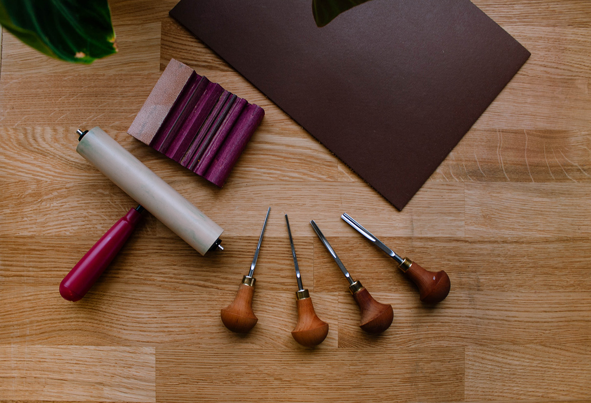 Bovenaanzicht bureau met linoleum, linogutsen, polijsthout en inktroller