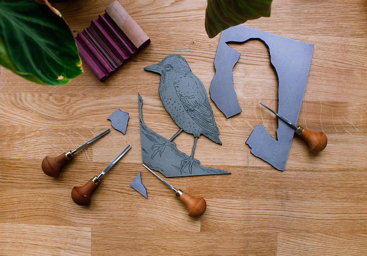 bovenaanzicht linoleum puzzel vogel en linogutsen