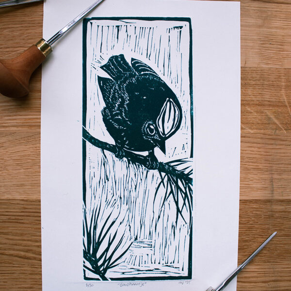 linoleumprent van donkergroen goudhaantje, gedrukt op papier. Met linogutsen