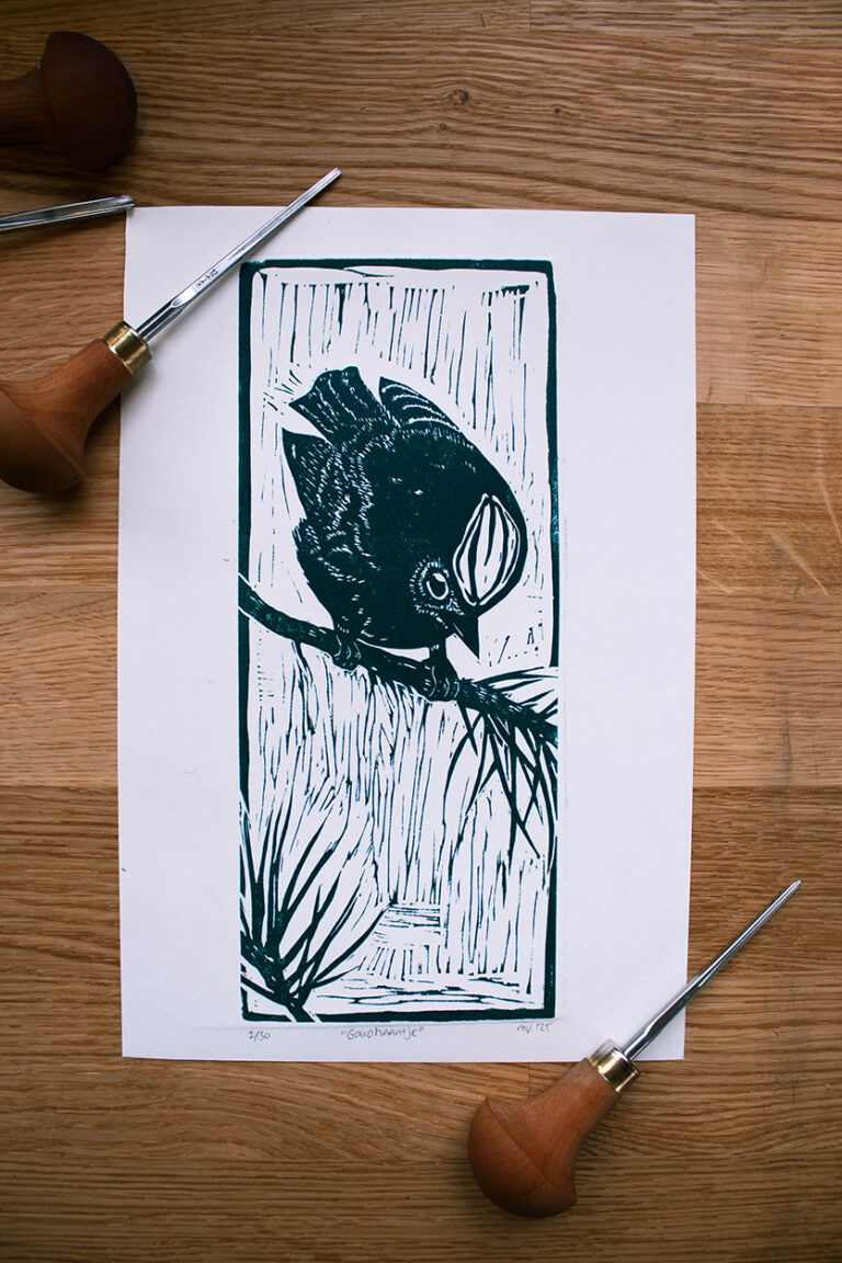 linoleumprent van donkergroen goudhaantje, gedrukt op papier. Met linogutsen