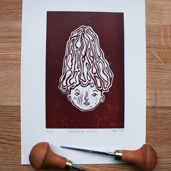 linoleumprent in donkerbruin van paddenstoelenhoofdje op papier. met linogutsen