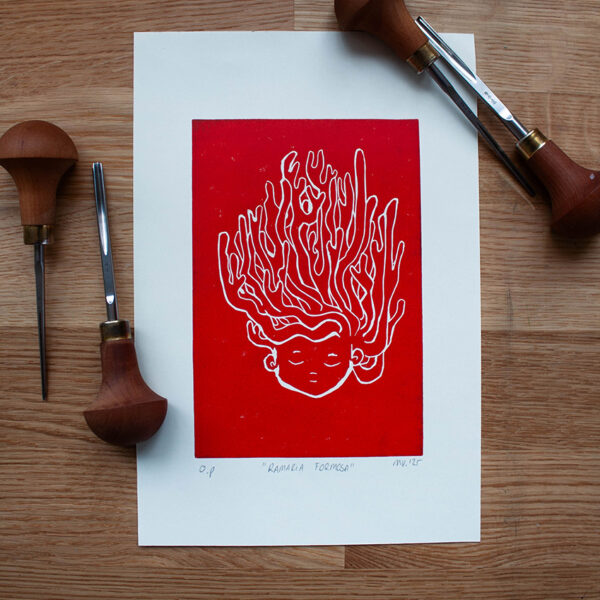 linoleumprent in oranje-rood van paddenstoelenhoofdje op papier. met linogutsen