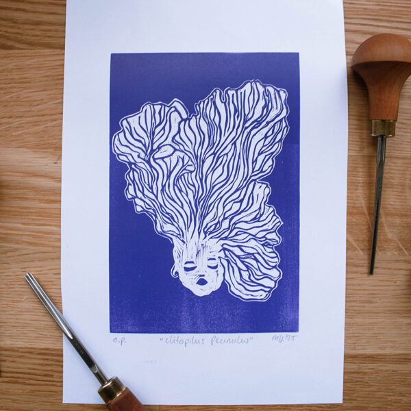 linoleumprent in lila van paddenstoelenhoofdje op papier. met linogutsen