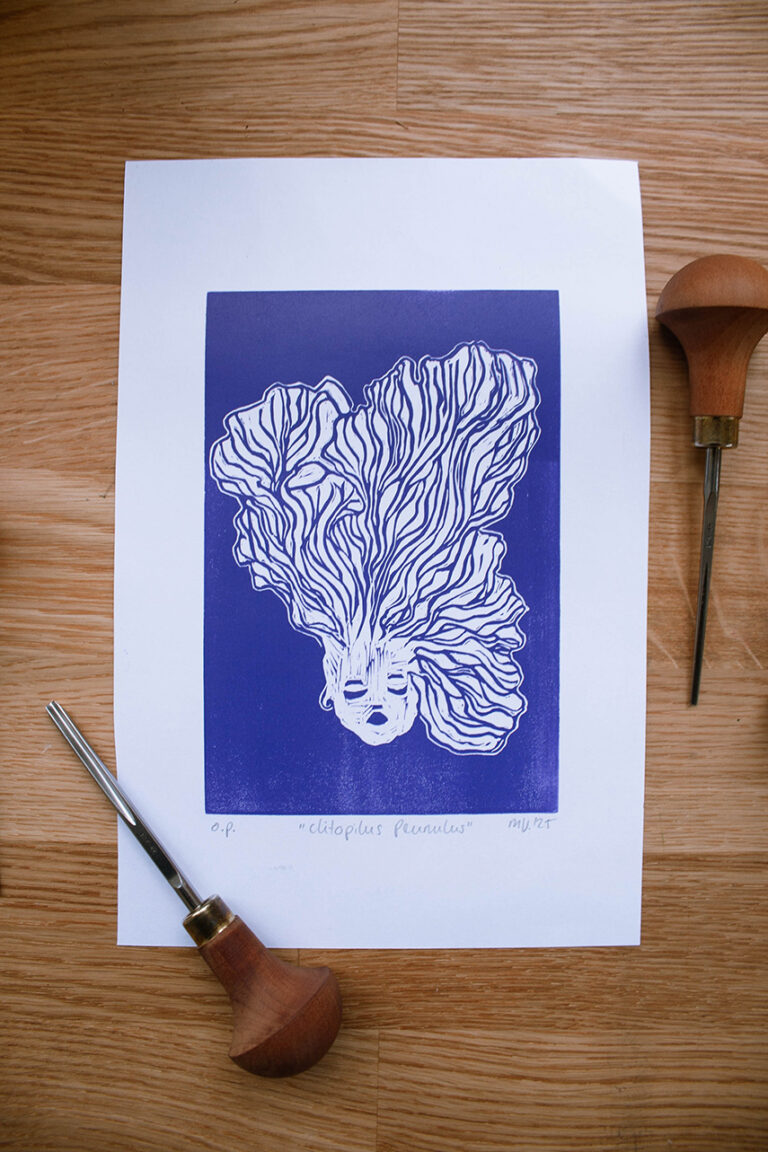 linoleumprent in lila van paddenstoelenhoofdje op papier. met linogutsen