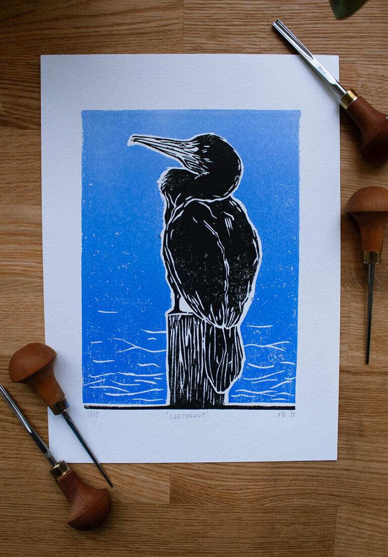 linoleumprent van zwarte aalscholver met gradient-blauwe achtergrond, gedrukt op papier. Met linogutsen