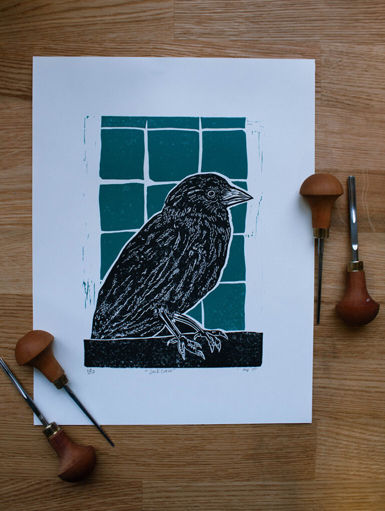 linoleumprent van zwarte kauw voor petrol ramen, gedrukt op papier. Met linogutsen